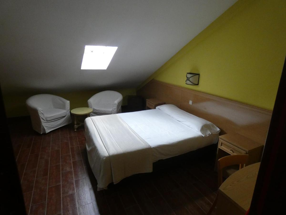Hotel Vivar Grinon Bagian luar foto