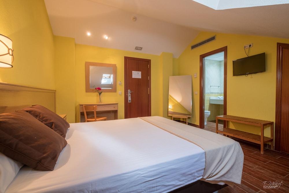 Hotel Vivar Grinon Bagian luar foto