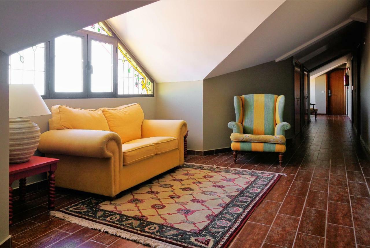 Hotel Vivar Grinon Bagian luar foto